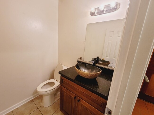 Building Photo - MIDTOWN 2/2.5 w/ Large Fenced Yard, Deck, Washer/Dryer, & Huge Bedrooms! Avail NOW for $1495/month!