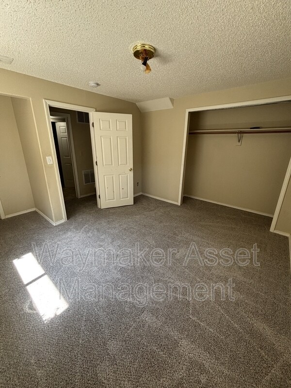 Building Photo - 5735 Grapevine Dr