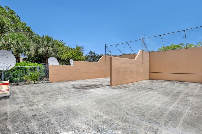 Building Photo - 2455 Lindell Blvd