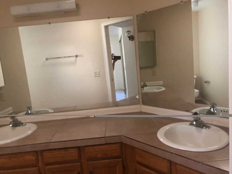 Building Photo - 2521 W Glenbrook Way