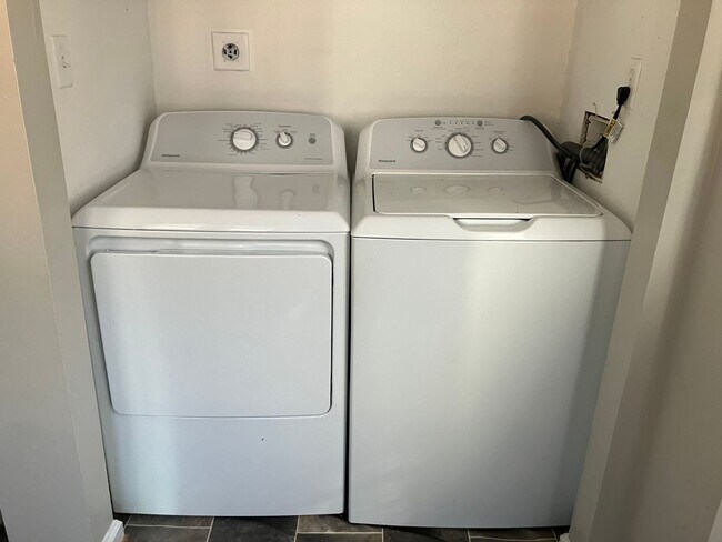 Building Photo - Three Bedroom Condo - Centrally Located Suffolk!