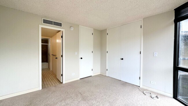 Building Photo - SPACIOUS 2 BED/2 BATH/1 PRKG & WASHER/DRYE...