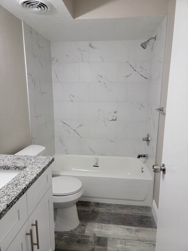 Building Photo - 5008 Manatee Ave W