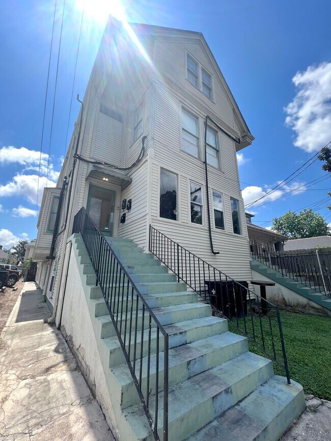 Building Photo - Spacious 2BD/2.5 BATHS! Across from Langen...