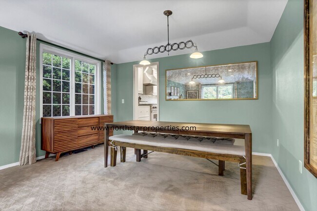 Building Photo - Lake Oswego Perfection