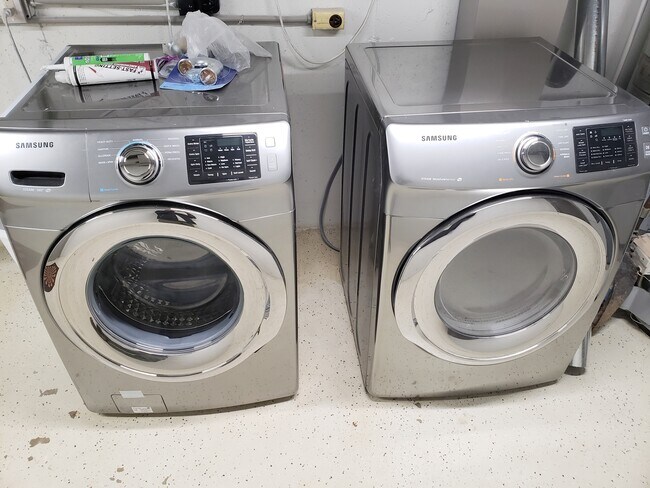 Building Photo - 5825 Balsam Rd