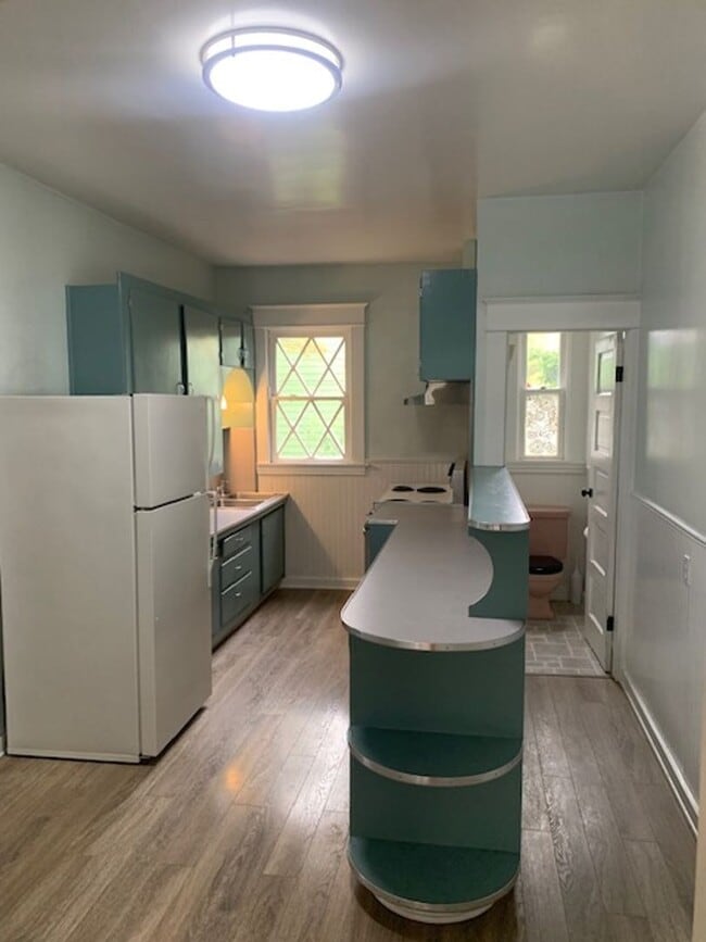 Building Photo - Two Bedroom Victorian Home For Rent in the Brooklyn Neighborhood!