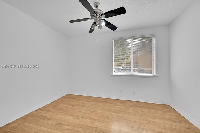 Building Photo - 11201 Lakeview Dr