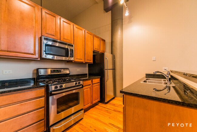 Building Photo - 1224 W Van Buren St