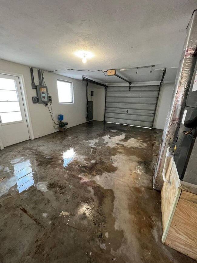 Building Photo - Updated, 2/2 Home Available now!