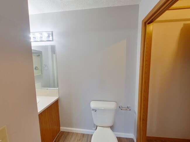 Building Photo - 812 N Sumac Rd