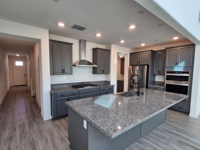 Building Photo - Gorgeous 4 Bedroom 3.5 bath with loft