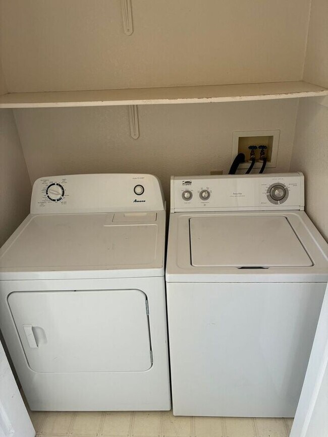 Building Photo - 2 Bed 1.5 Bath Townhouse End Unit in North Central Loveland