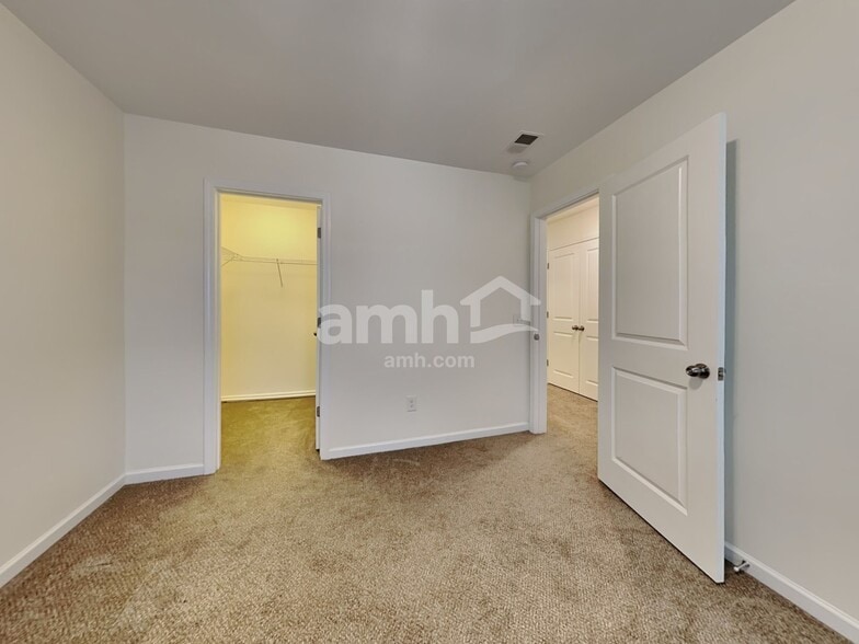 Building Photo - 636 Redbud Ln
