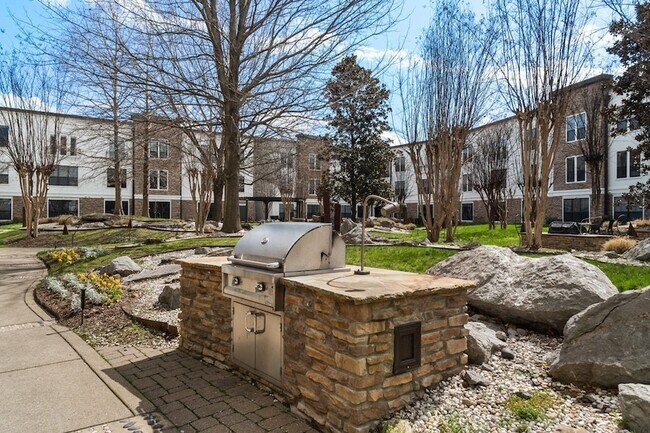 Building Photo - 2600 Hillsboro Pike