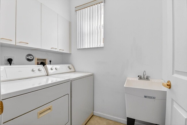 Building Photo - 2431 Westmont Dr