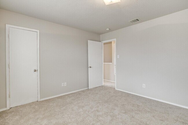 Building Photo - Ready for New Tenants- Large 3 bed, 2.5 bath in West Fort Worth- 76108