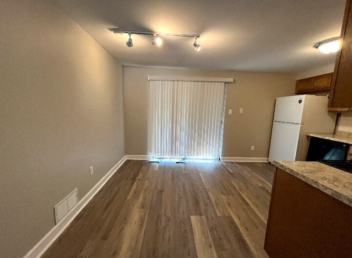 Building Photo - 1390 Lincoln Dr