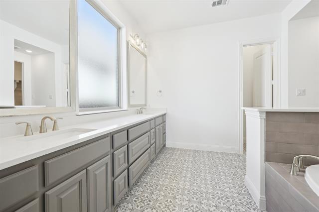 Building Photo - 4101 Hawthorn Dr