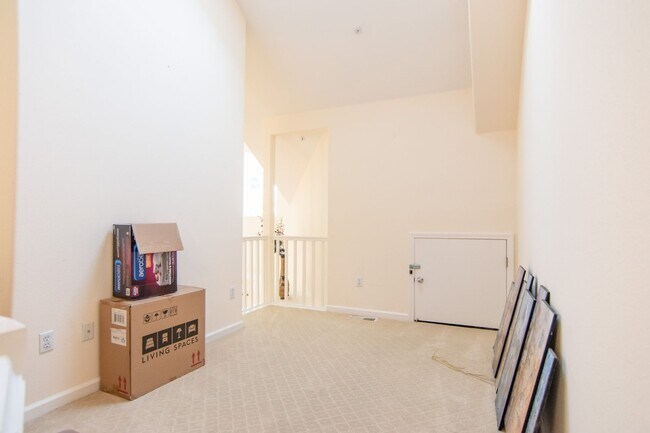 Building Photo - Light & Bright Top Floor Condo Near Apple ...