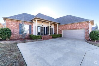 Building Photo - Gorgeous 3-Bedroom Home near Jack Nolan La...