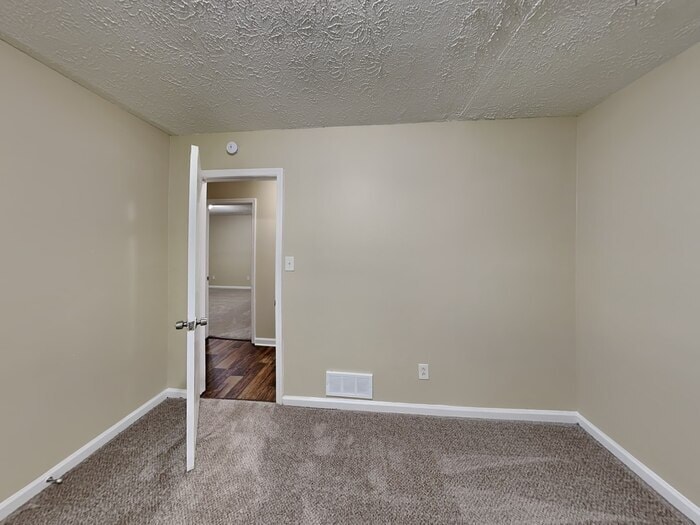 Building Photo - 2800 Alexandria Dr SW