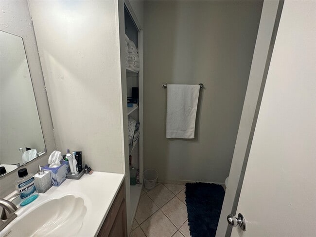 Building Photo - 9939 Valley Park Dr