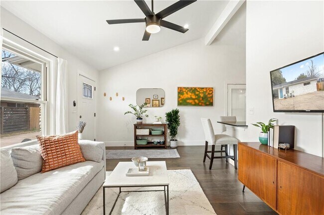 Building Photo - 4908 Rowena Ave