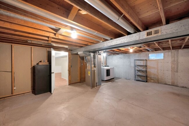 Building Photo - Comfortable 3-bedroom ranch in established...