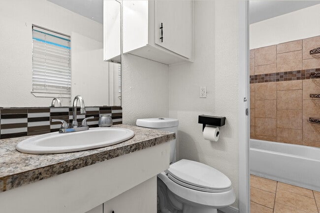 Building Photo - 1208 Clark St