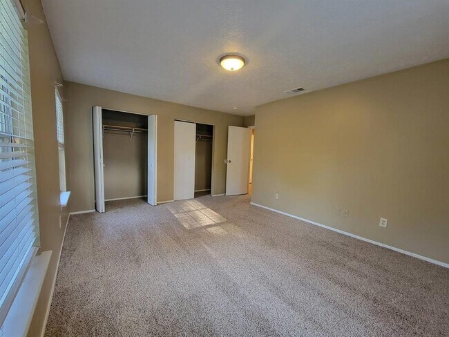 Building Photo - 3222 River Valley Dr