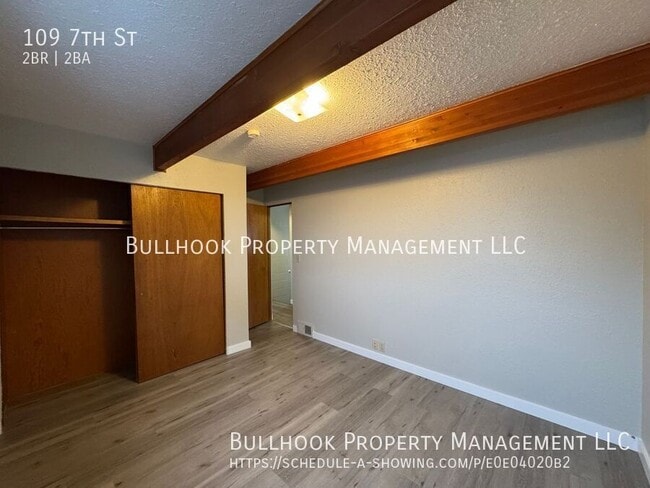 Building Photo - 109 7th St
