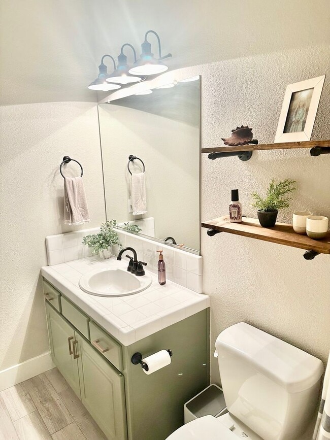 Building Photo - Updated North Fresno 3/2