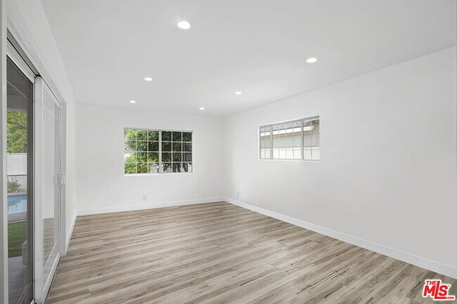 Building Photo - 5614 Ponce Ave