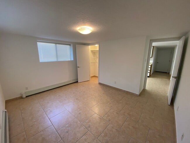 Building Photo - Large 4-Bedroom