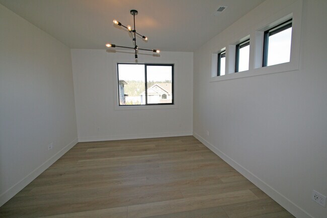 Building Photo - 713 W Willapa Ave