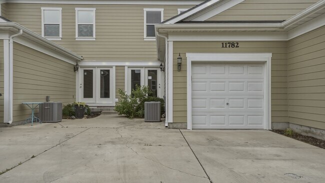 Building Photo - 4 Bedroom Townhome in Daybreak!!