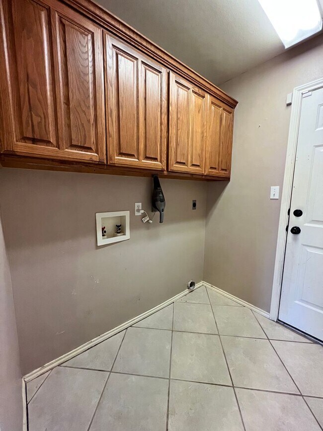 Building Photo - Beautiful Home In Oak Hollow Estates