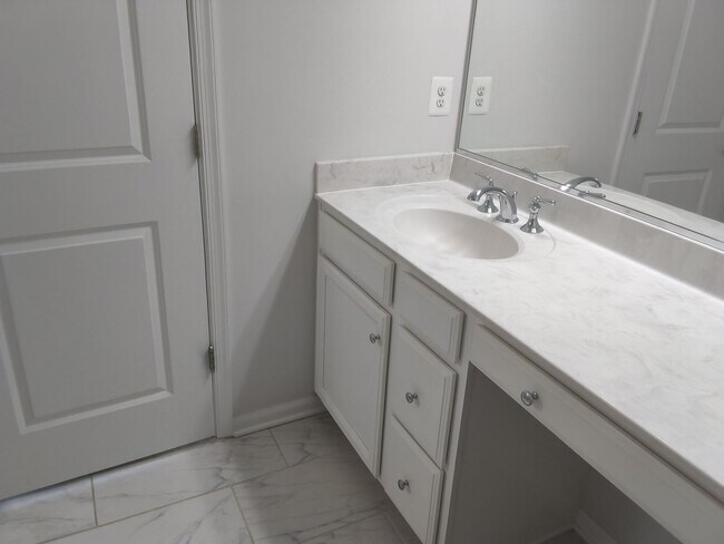 Building Photo - Modern 3 Bed 2.5 Bath Townhouse/Condo Near West End Henrico