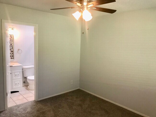 Building Photo - Coming Soon! Quaint Townhouse Located In T...