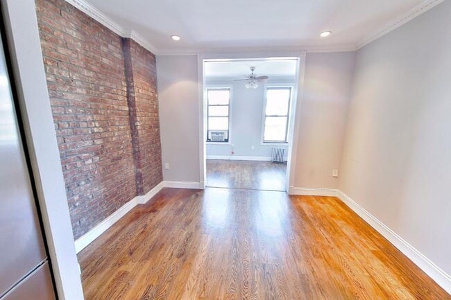 Building Photo - 722 10th Ave