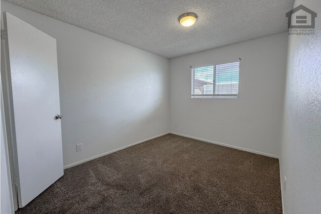 Building Photo - 4Bed/2Bath House at Chandler Blvd/McQueen Rd! Ready for Immediate Move-In! – NO HOA!
