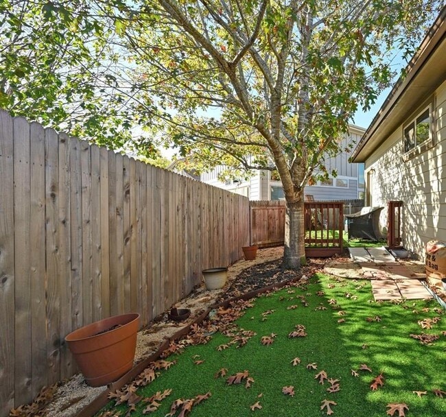 Building Photo - 9515 Tanager Way