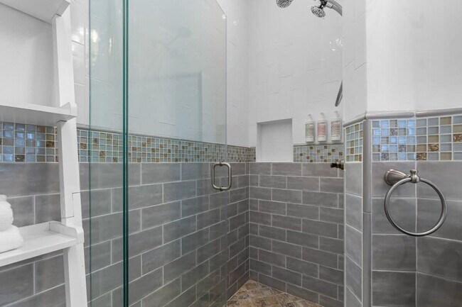 Building Photo - 217 28th St