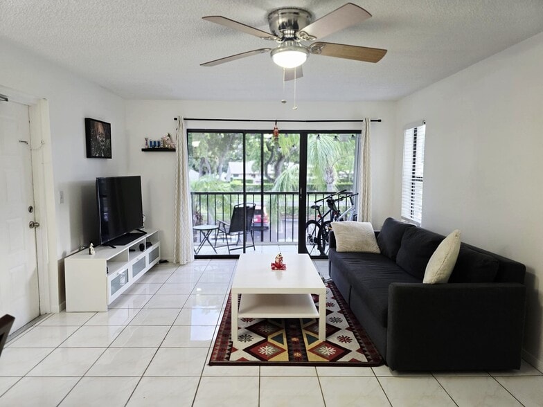 Primary Photo - 1102 Green Pine Blvd