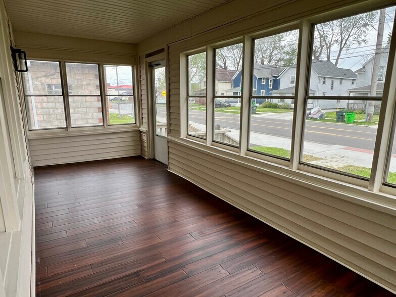 Building Photo - 647 Wooster Rd W