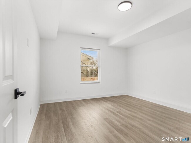 Building Photo - 1974 Kings Hwy