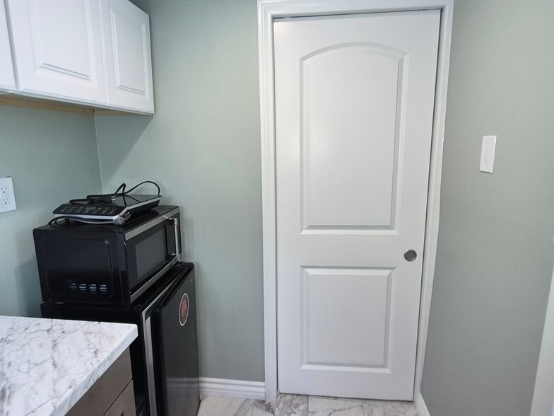 Building Photo - 2141 Torrey Pines Rd