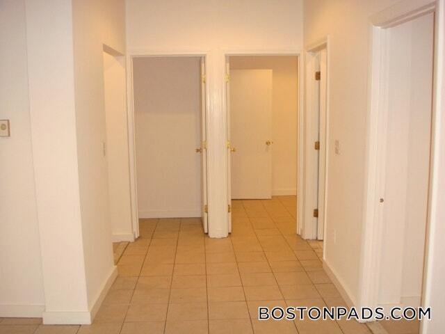 Building Photo - 452 Park Dr