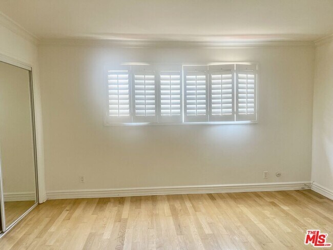 Building Photo - 1097 S Bedford Dr
